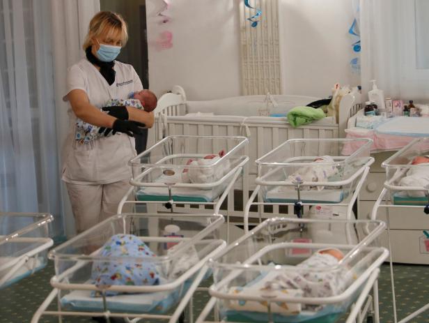 Bestellt und nicht abgeholt: Leihmutter-Babys warten auf Eltern