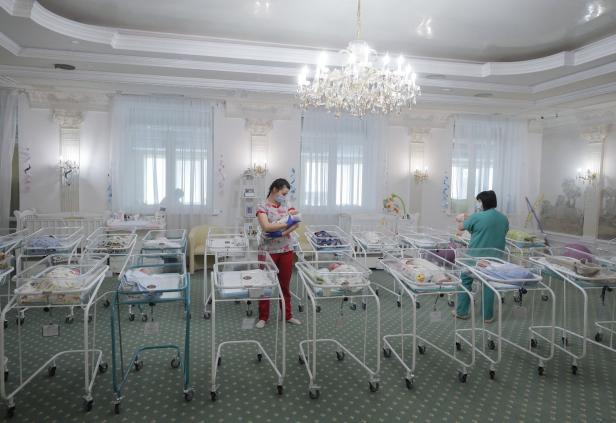 Bestellt und nicht abgeholt: Leihmutter-Babys warten auf Eltern