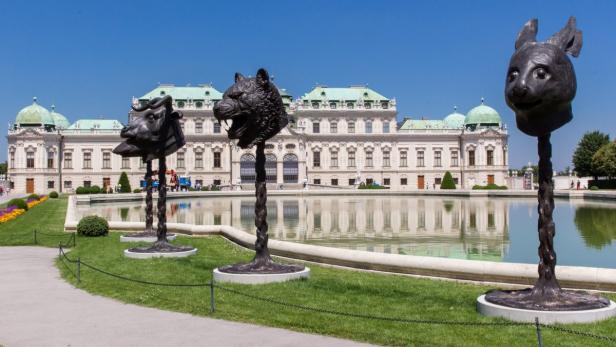 Drei Tierkopf-Skulpturen stehen vor dem Schloss Belvedere in Wien.