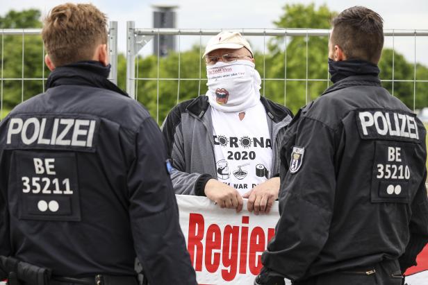 Anti-restrictions protests and counter demos in Berlin