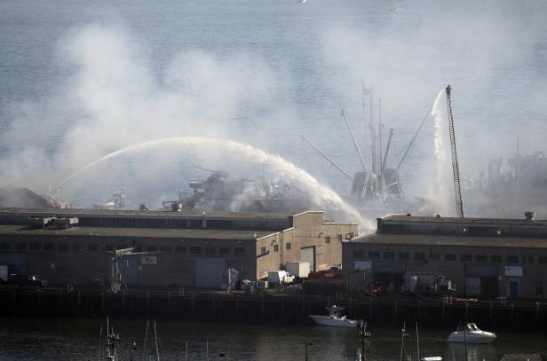 Großbrand an historischem Kai im Hafen von San Francisco