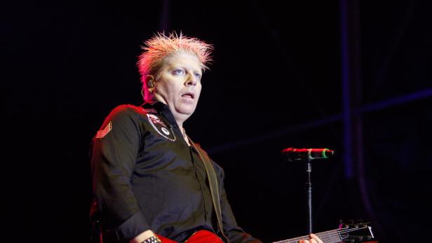 Dexter Holland, Sänger der Band The Offspring, tritt auf der Bühne auf.