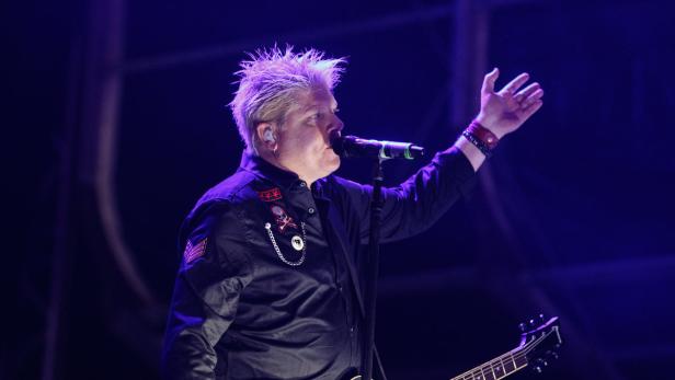 Dexter Holland von The Offspring singt auf der Bühne.