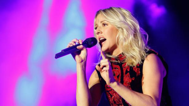 Ellie Goulding singt während eines Konzerts in ein Mikrofon.