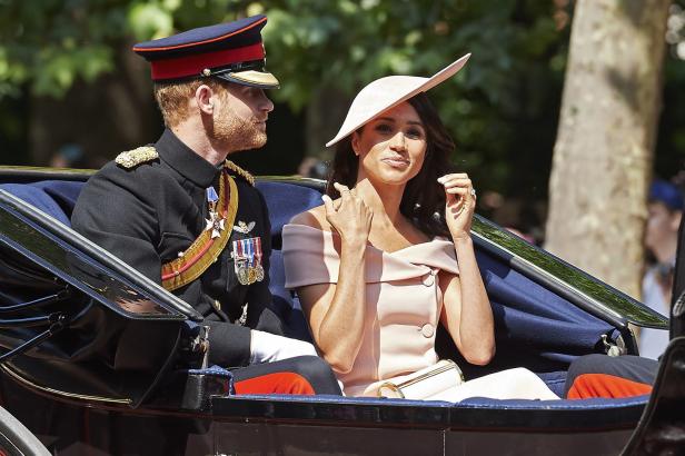Royals: Warum diese Outfits zu "Skandalkleidern" wurden
