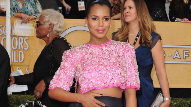 Kerry Washington in einem pinkfarbenen, paillettenbesetzten Crop-Top auf dem roten Teppich.