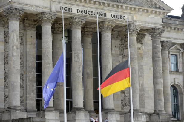 Die deutsche und die europäische Flagge hängen in Berlin auf Halbmast.