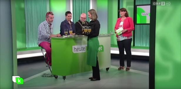 Eine Kellnerin serviert Bier in einem Fernsehstudio der Sendung „heute“.