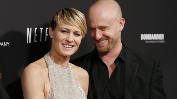 Robin Wright und ihr Ehemann Clement Giraudet lächeln auf einem Event.