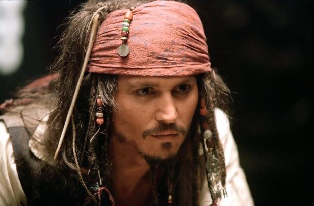 Johnny Depp als Captain Jack Sparrow mit rotem Kopftuch und Dreadlocks.