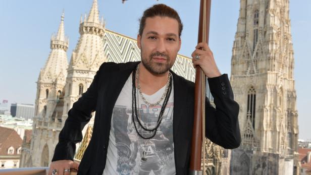 David Garrett… Ein Mann mit Bart und mehreren Halsketten vor dem Stephansdom in Wien.