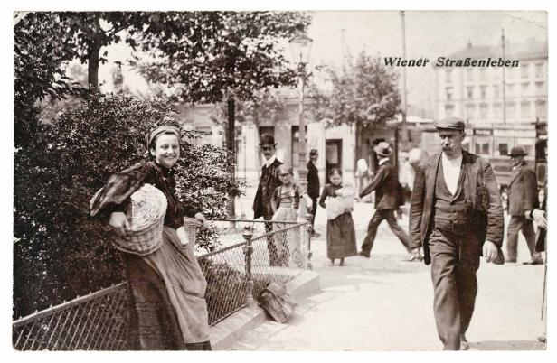 Historische Aufnahme von Menschen auf einer Straße in Wien.