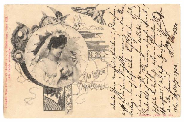 Eine Frau mit Schleier betrachtet einen Schmetterling auf einer alten Postkarte.