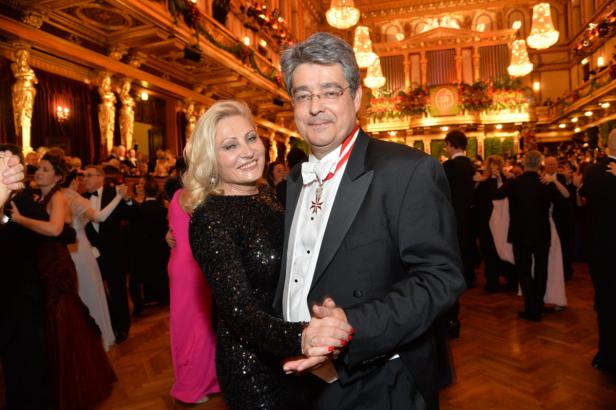 Ein Paar tanzt auf einem Ball in einem opulenten Saal.