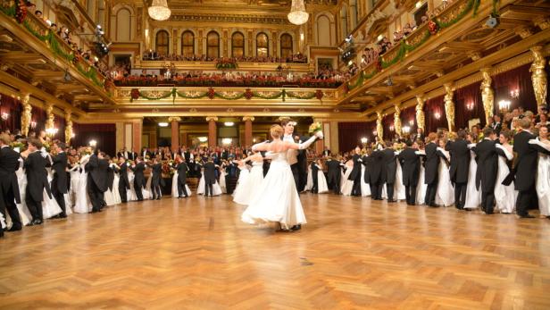 Paare tanzen Walzer in einem opulenten Ballsaal.