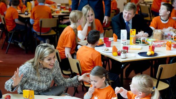 König Willem-Alexander und Königin Máxima mit Kindern an einem Tisch beim Frühstück.