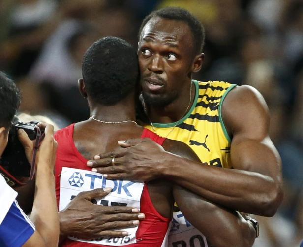 Usain Bolt umarmt Justin Gatlin