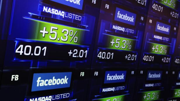 Anzeigetafeln zeigen den Aktienkurs von Facebook an der NASDAQ mit einem Plus von 5,3 Prozent.
