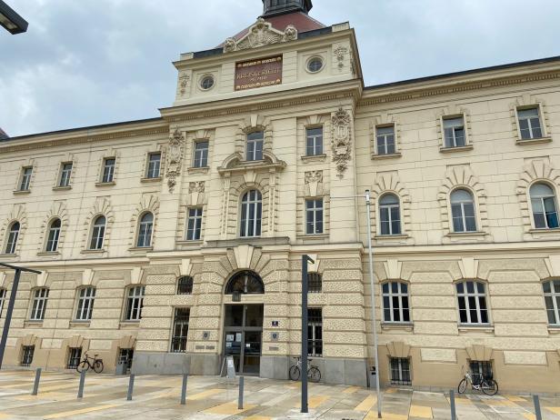 Prozess um Brandanschlag auf FPÖ-Zentrale: Angeklagter streitet alles ab