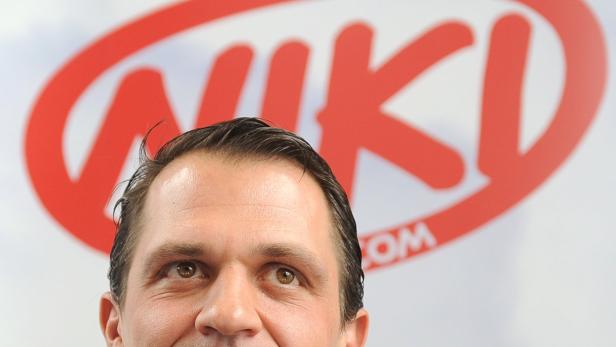 Ein Mann vor einem roten NIKI-Logo.