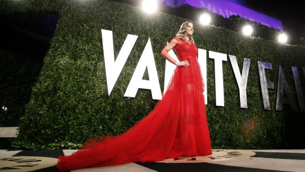 Hilary Swank in einem roten Kleid auf dem roten Teppich der Vanity Fair Oscar Party.
