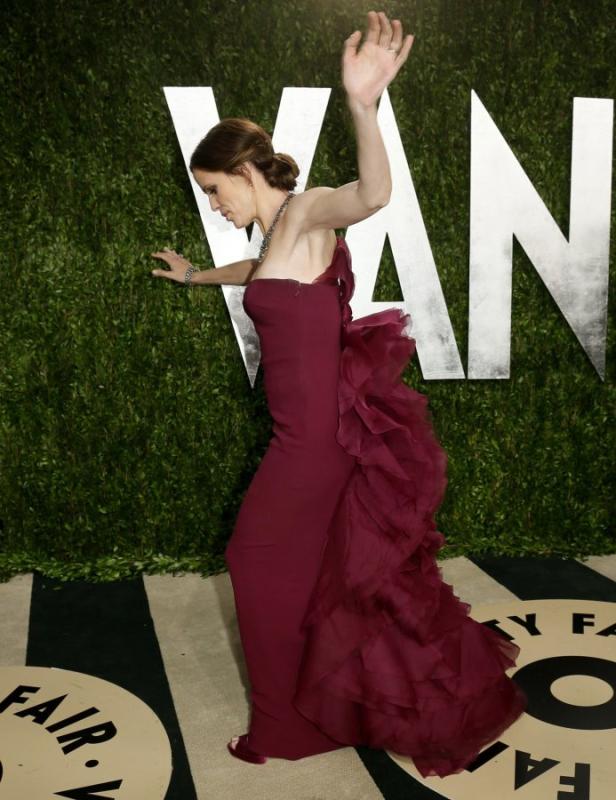 Hilary Swank in einem roten Kleid auf dem roten Teppich der Vanity Fair Oscar Party.