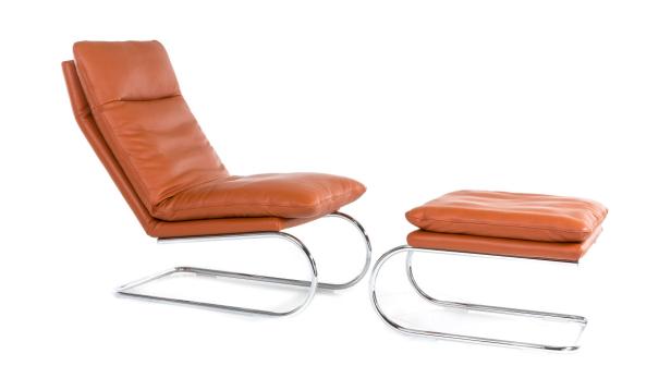 Ein orangefarbener Ledersessel mit Fußhocker auf einem weißen Hintergrund.
