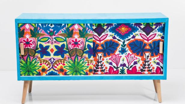 Ein türkisfarbener Schrank mit bunten Blumenmustern auf den Schiebetüren.