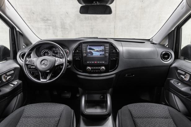 Innenraum eines Mercedes-Benz Vito mit schwarzem Armaturenbrett und Navigationssystem.