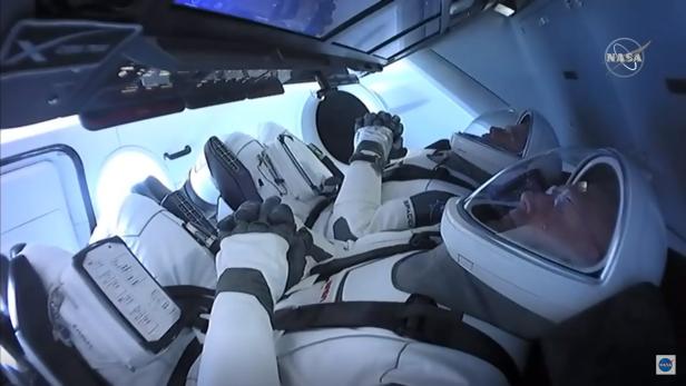 SpaceX-Raumkapsel angedockt: Astronauten in der ISS angekommen