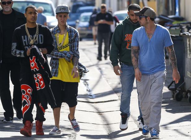 Justin Bieber geht mit einigen Begleitern die Straße entlang.