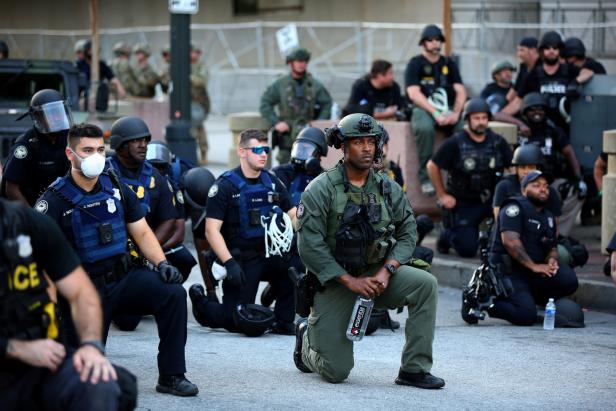 "Bin wütend": US-Polizisten solidarisieren sich mit Demonstranten