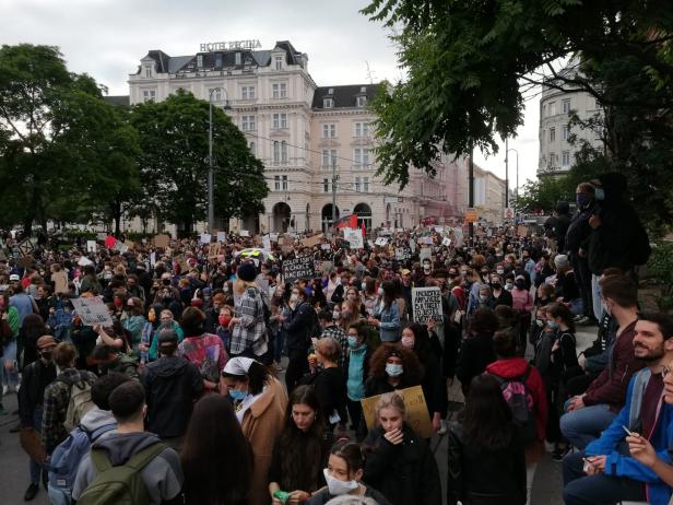 Anti-Rassimus-Demo vor US-Botschaft: Erneut Tausende in Wien