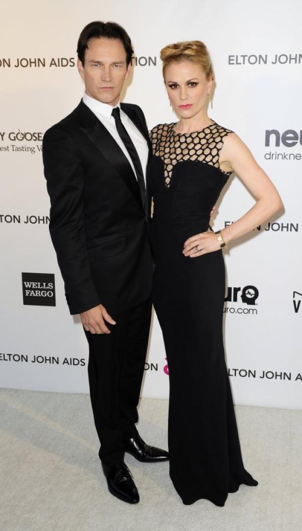Stephen Moyer und Anna Paquin posieren auf einer Veranstaltung von Elton John.