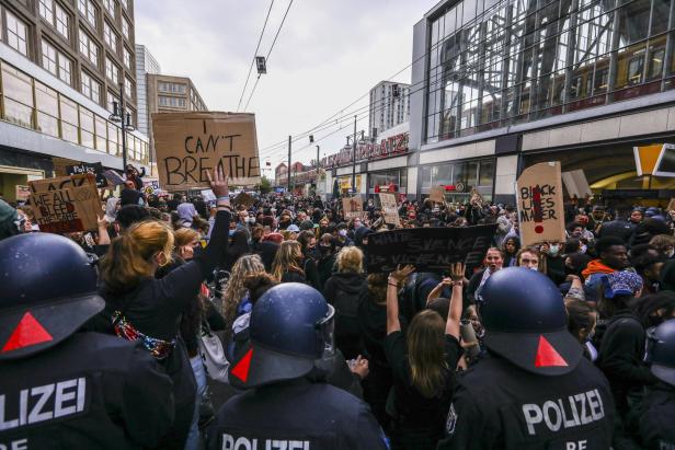 BLM: Europaweite Proteste, New York hebt Ausgangssperre früher auf