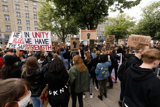BLM: Europaweite Proteste, New York hebt Ausgangssperre früher auf