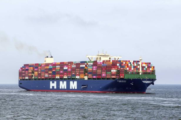 Größtes Containerschiff der Welt in Hamburg angelaufen