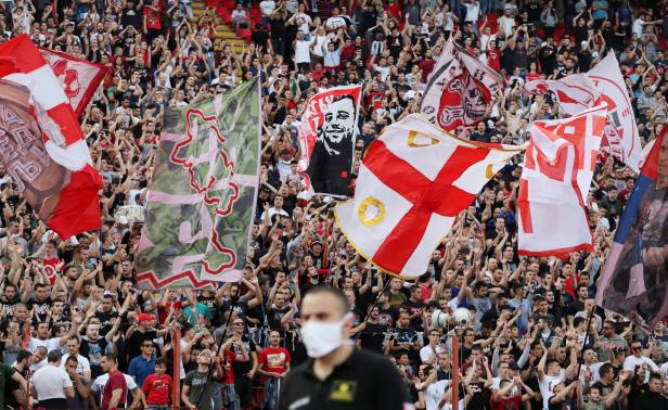 In Serbiens Fußballstadien brennen schon wieder die Freudenfeuer