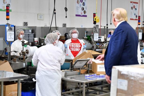 Trump-Besuch ohne Maske: Medizin-Firma vernichtet Produktion