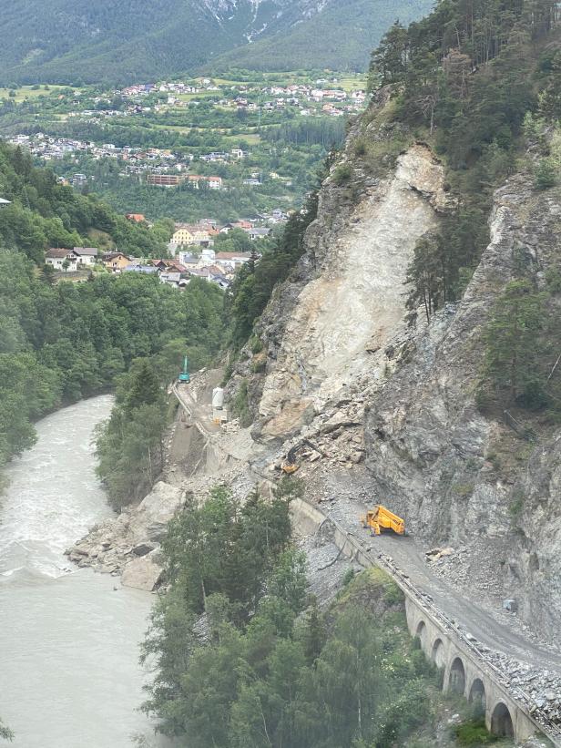 5.000 bis 6.000 Kubikmeter Gestein auf Tiroler Landesstraße gestürzt