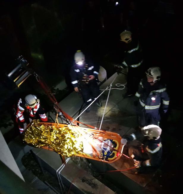 Hubschrauber-Fahndung in Neubau: Mann floh auf Dach und stürzte ab