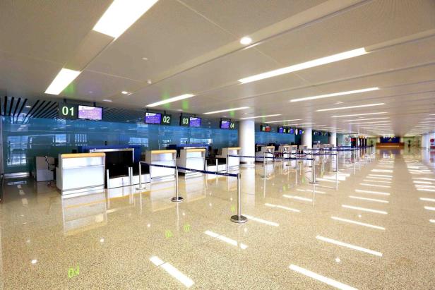 Ein leerer Check-in-Bereich in einem modernen Flughafen.