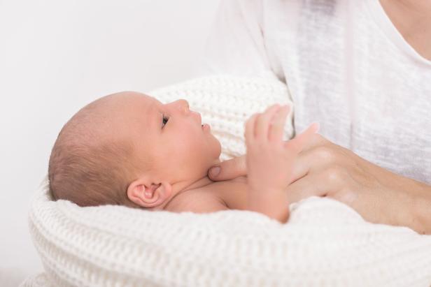 Nicht zu fest: Wie man Babys kuscheln und drücken soll