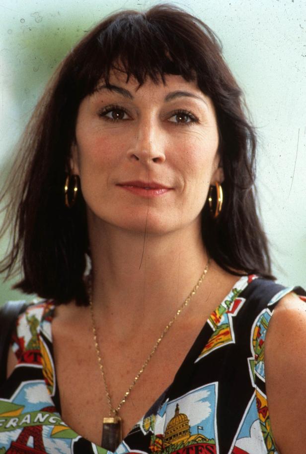 Nahaufnahme von Anjelica Huston mit goldenen Ohrringen und einer Halskette.