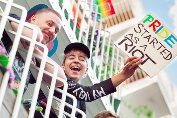 "Fensterl Parade" statt Regenbogenparade: Zeichen für Toleranz