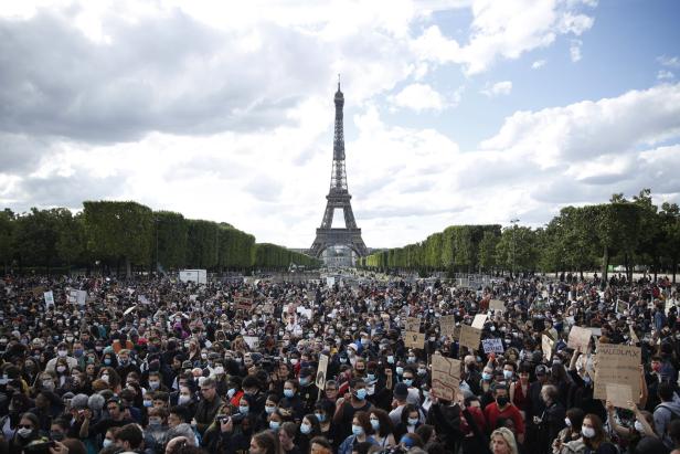 Frankreich zwischen Anti-Polizei-Demos und Beamtenprotesten
