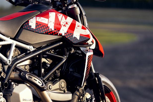 ducati_hypermotard_950_rve_ambience_06_uc169750_high.jpg