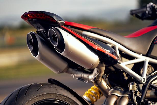 ducati_hypermotard_950_rve_ambience_07_uc169748_high.jpg