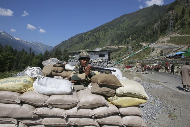 20 Tote im Himalaya: Riskantes Kräftemessen zweier Atommächte