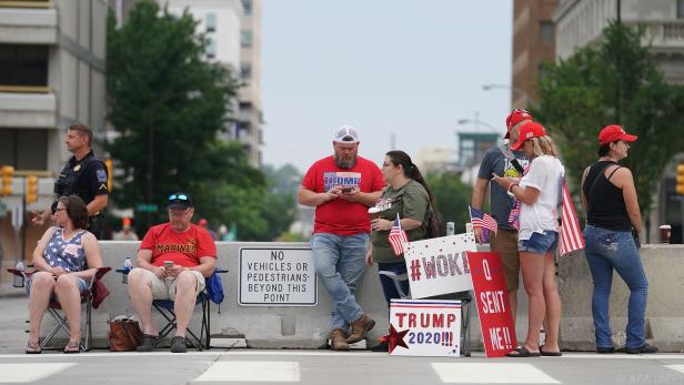 Anhänger warten auf Auftritt von Donald Trump in Tulsa